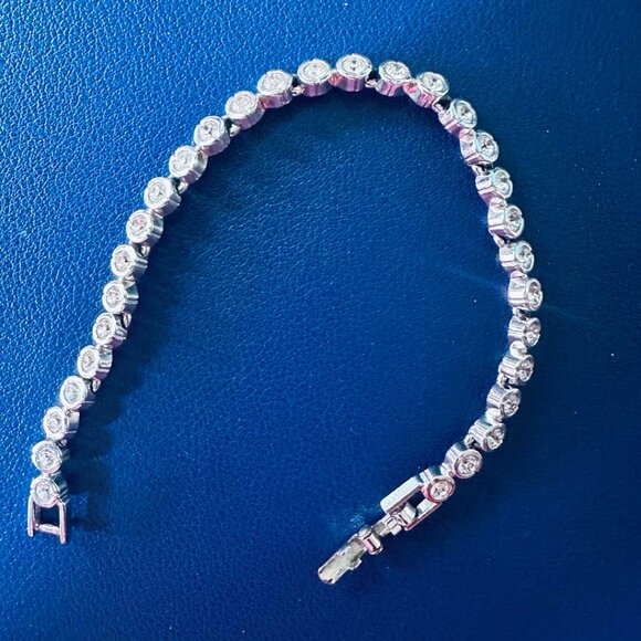 7" Vintage Swarovski Tennis Bracelet. Sparkly Austrian Bezel Set Crystals. - Picture 4 of 5
